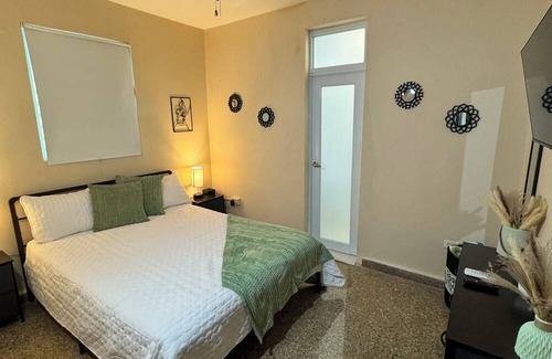 Sabana Llana Norte House | lovely 3 bedroom 2 bathroom house CLOSE TO EVERYTHING with AC WiFi TV & balcony