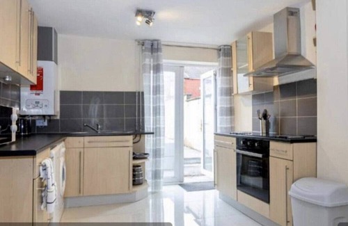 St Helens House | Charming 2BR House in St Helens - FREE Parking