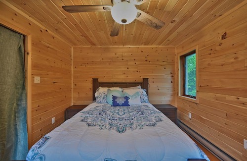 Tunkhannock Township Cabin | Spacious 5-BR cabin MINUTES from INDOOR waterparks/Sking-Hottub,Gameroom,PETS<3