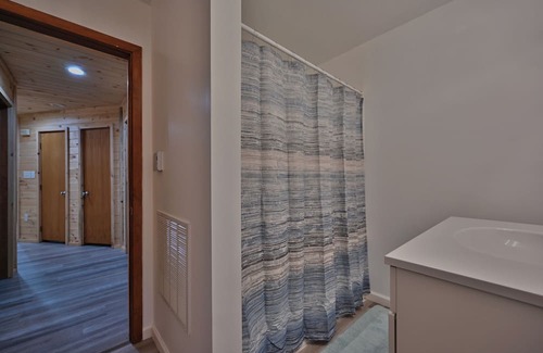 Tunkhannock Township Cabin | Spacious 5-BR cabin MINUTES from INDOOR waterparks/Sking-Hottub,Gameroom,PETS<3
