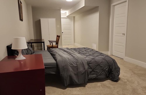 Ottawa Division House | Modern & Classy 4 Bedroom&3.5 Bath w/SelfCheck-In+Kitchen & Parking-Ottawa