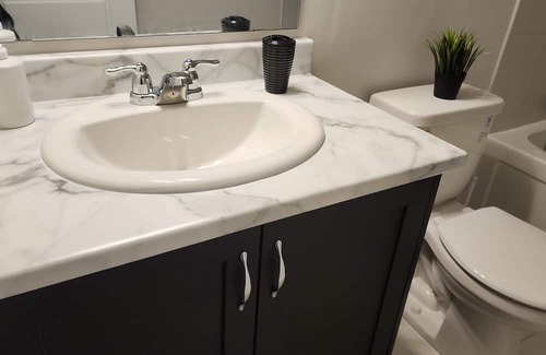 Ottawa Division House | Modern & Classy 4 Bedroom&3.5 Bath w/SelfCheck-In+Kitchen & Parking-Ottawa