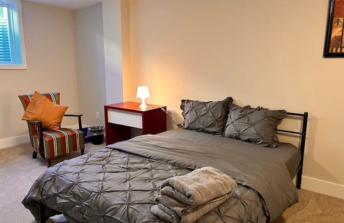 Ottawa Division House | Modern & Classy 4 Bedroom&3.5 Bath w/SelfCheck-In+Kitchen & Parking-Ottawa