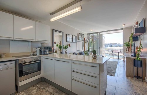 Cape Town Villa | Lake View Harbour Bridge Villa