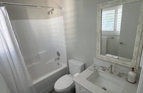 Valencia House | Room in Santa Clarita