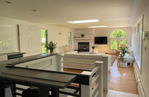 Clearwater Beach House | Charming 4-bedroom house with AC and WiFi in peaceful East Hampton with pool