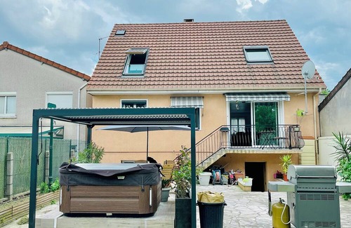 Le Blanc-Mesnil House | 2-bedroom house in enchanting Le Blanc-Mesnil with AC, WiFi, fitness room