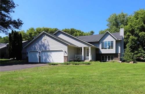 Burnsville House | Private Room in Gorgeous Home in Burnsville - Rm 1