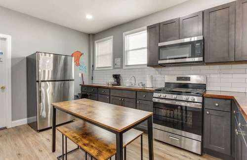 Elizabeth Apartment | Elizabeth Apartment ~ 2 Mi to Jersey Gardens!