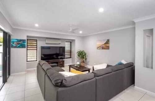 Kewarra Beach House | Kewarra Beach King Bed 4BR house; Pool, BBQ, Pets