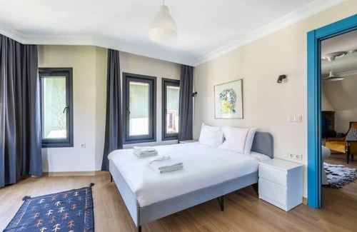 Ortakoy Apartment | This apartment is a 2 bedroom(s), 2 bathrooms, located in Beşiktaş, İstanbul.