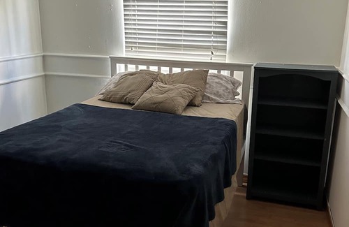 Streamwood House | Cozy 3-Bedroom House in a Prime Location for Families
