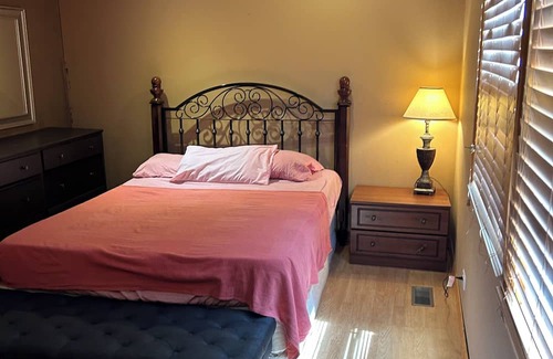 Streamwood House | Cozy 3-Bedroom House in a Prime Location for Families