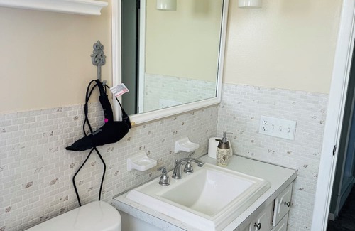 Cheektowaga Apartment | Convenient Stay Just 2 Minutes from Buffalo Airport