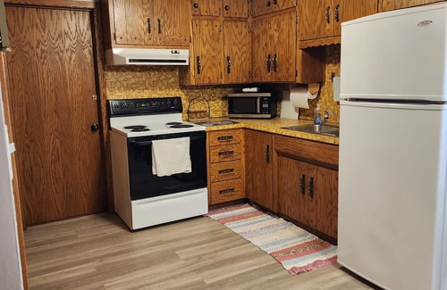 Glencoe Apartment | Relaxing Glenmoor Manor: Family-Friendly 2 Bedroom Retreat