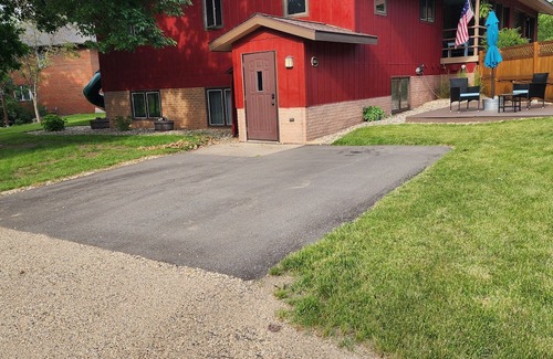 Glencoe Apartment | Relaxing Glenmoor Manor: Family-Friendly 2 Bedroom Retreat
