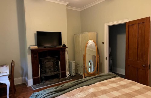 Upper Wakefield Cottage | Charming Cottage Retreat in the Heart of Auburn