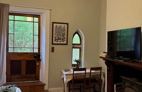 Upper Wakefield Cottage | Charming Cottage Retreat in the Heart of Auburn