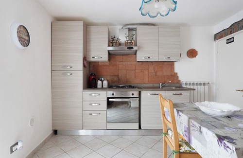 Beverino Apartment | Comfortable Apartment 'La Casa Sulla Collina' with Balcony