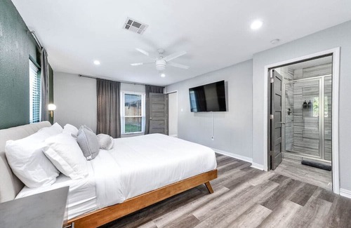 Cypress House | Spacious 7BD Retreat with Pool, Spa & Sports Court