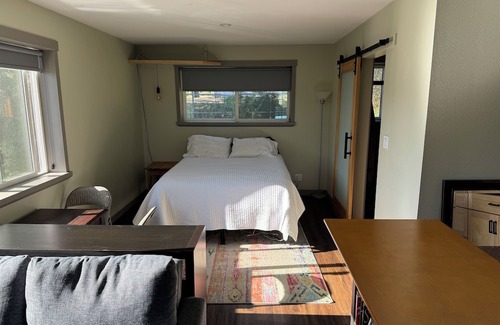 Ashland Apartment | Unforgettable Getaway on Mountain Avenue with Ocean View
