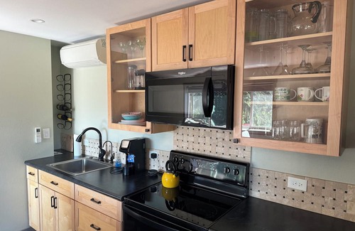 Ashland Apartment | Unforgettable Getaway on Mountain Avenue with Ocean View