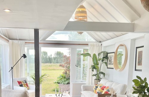Yattendon House | Idyllic riverside cottage