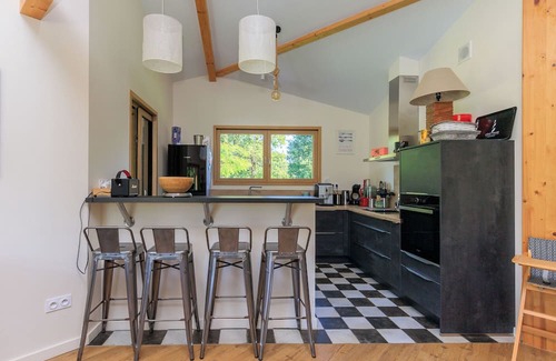 Mezos House | Holiday Home 'Maison Bois Proche De L'Atlantique' with Private Terrace, Wi-Fi and Air Conditioning