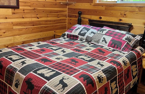 Irondale Cabin | Private Cabin, Perfect for families! Two Kayaks! Horseshoe Pits! Fire Pit!