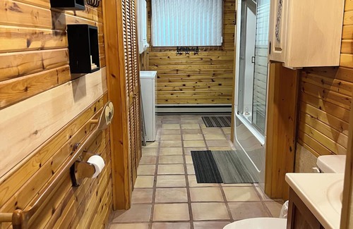 Irondale Cabin | Private Cabin, Perfect for families! Two Kayaks! Horseshoe Pits! Fire Pit!