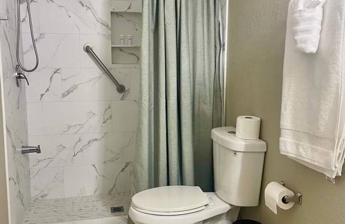 Southeast Houston House | Near Stadium! Comfort + Location, game room & pet friendly