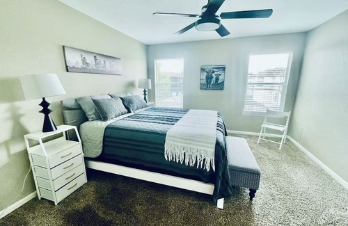 Southeast Houston House | Near Stadium! Comfort + Location, game room & pet friendly