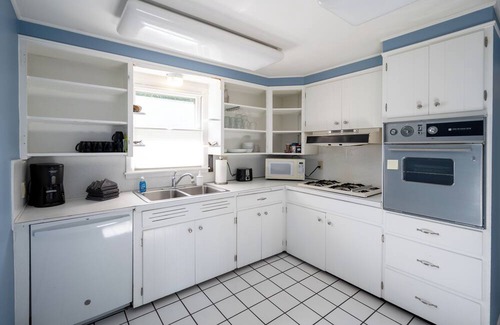 Holland Cottage | Pet-Friendly Cottage Near Beaches