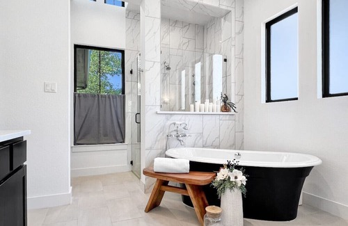 Pedernales Canyon Ranch House | *NEW* Hot Tub, Peaceful Luxe Country Escape! 10 Mins to Galleria! "Rocking A Good Life"