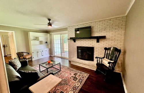 Clarksville House | Spacious and Stylish 4bd house with large backyard near campus, downtown, trails