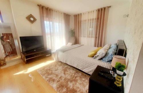 Belinho House | Holiday Home 'Grace House - Casa Inteira' with Mountain View, Private Terrace and Wi-Fi