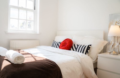 Chaucer House | Modern Tower Bridge 2BR Town House