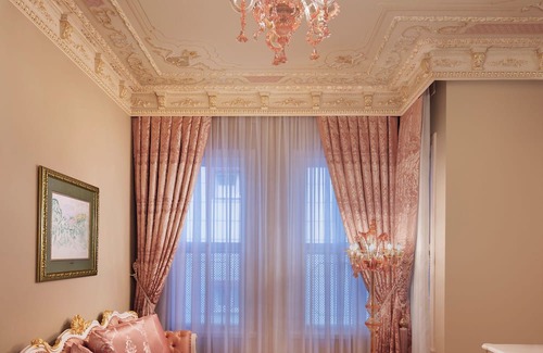 Sultanahmet House | White Mansion on Historical Peninsula 4 x 4 Hammam Sauna Kitchen Winter Garden