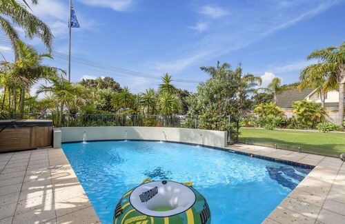 Auckland House | Large family house on waterfront