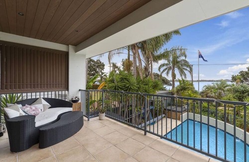 Auckland House | Large family house on waterfront