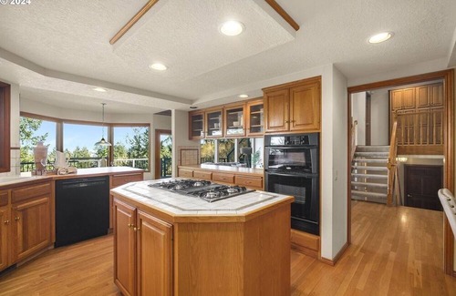 Mount Park House | Cozy 4-bedroom house in tranquil Lake Oswego with AC - great views of Mt. Hood.