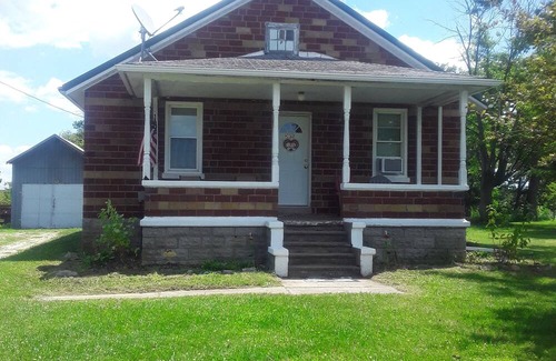 Plainview House | Pleasant 2-bedroom country farm house with AC in Medora. City get-a-way
