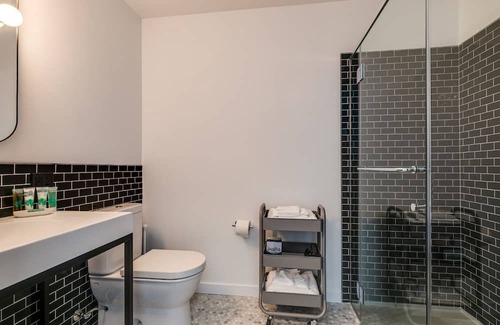Downtown Apartment | Luxury Apt with Gym (URB-4120)