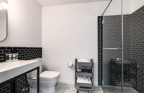 Downtown Apartment | Vibrant Apt with Pool & Gym (URB-3120)