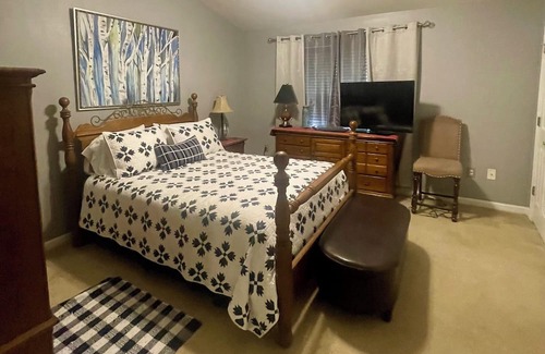 Athens House | Charming 2-bedroom townhome with WiFi, AC in lovely Athens!