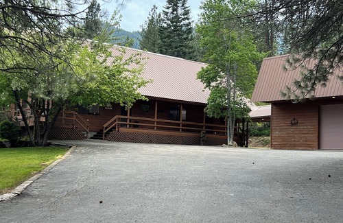 Garden Valley House | Unwind in our geothermal pool retreat! Frepit, horseshoe pits, sleeps 10, and WiFi.