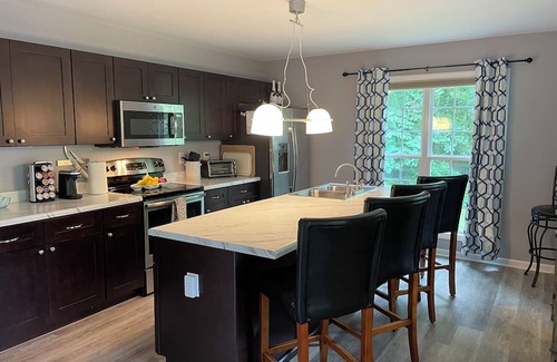 New London House | Beautiful Lakefront Property on Badin Lake