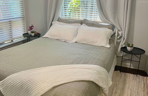 Old Enfield Apartment | Downtown Bungalow -walking distance to parks, restaurants, and everything !