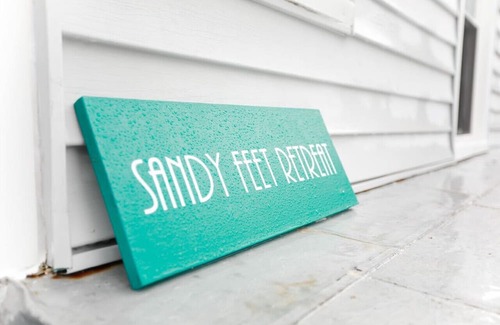 Bayview Condo | Relax at Sandy Feet Retreat: Ocean View Beach Escape