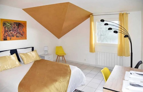 Amage House | Spacious Amage Retreat for 10 with Jacuzzi and Terrace